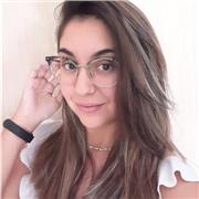 Profesora que da refuerzo y apoyo en las tareas escolares